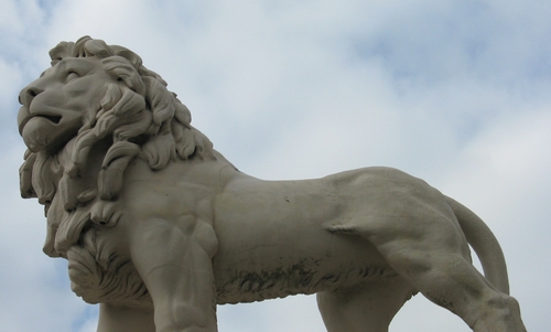 White Coade stone lion on Westminster bridge looking right
